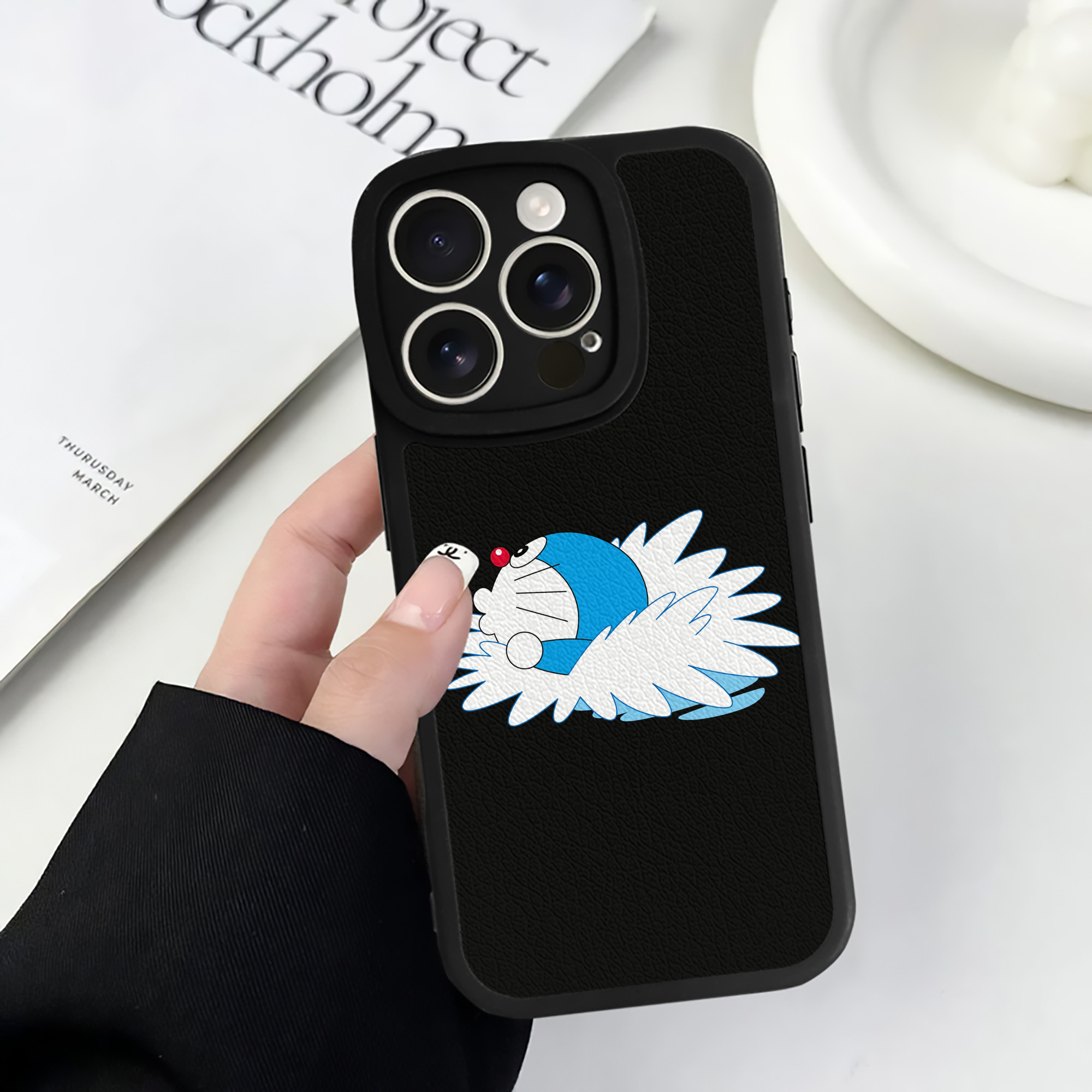 （画像用） ドラえもん Doraemon 【iPhone 16シリーズ対応】シリコンスマホケース（レザー調） 材質：シリコン